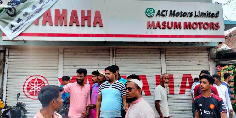 সৈয়দপুরে তুচ্ছ ঘটনাকে কেন্দ্র করে মাসুম মটরস শোরুমে হামলা