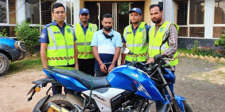 চৌদ্দগ্রামে চোরাই মোটরসাইকেল উদ্ধার, চোর আটক