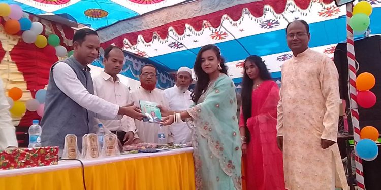 ধামইরহাটে বালিকা উচ্চ বিদ্যালয়ে এসএসসি পরীক্ষার্থী ও অবসরপ্রাপ্ত শিক্ষকদের বিদায় সংবর্ধনা