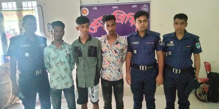 ফেসবুকে প্রেমের ফাঁদে ফেলে মুক্তিপন আদায়, চার প্রতারক আটক