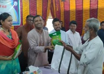 লালপুরে বিনামূল্যে কৃষি প্রণোদনা ও সেলাই মেশিন বিতরণ