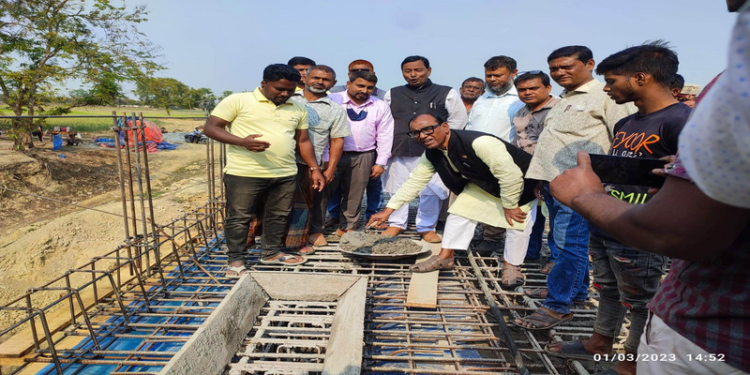 নিয়ামতপুরে ফুট ওভার ব্রিজের ভিত্তি প্রস্থ উদ্বোধন করলেন উপজেলা চেয়ারম্যান ফরিদ আহম্মেদ