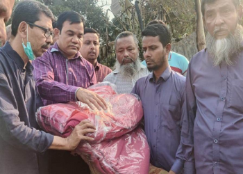 শরীয়তপুরে অগ্নিকান্ডে ৫ দোকান ভস্ম পাশে দাঁড়ালেন উপজেলা প্রশাসন