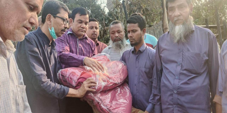 শরীয়তপুরে অগ্নিকান্ডে ৫ দোকান ভস্ম পাশে দাঁড়ালেন উপজেলা প্রশাসন