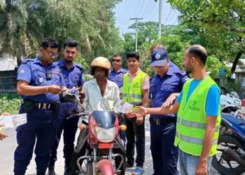 নিরাপদ সড়ক চাই ডুমুরিয়া উপজেলা শাখার লিফলেট বিতরণ