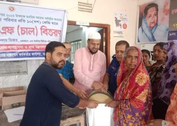 বাঘারপাড়ার জামদিয়ায় ভিজিএফ এর চাউল বিতরন 