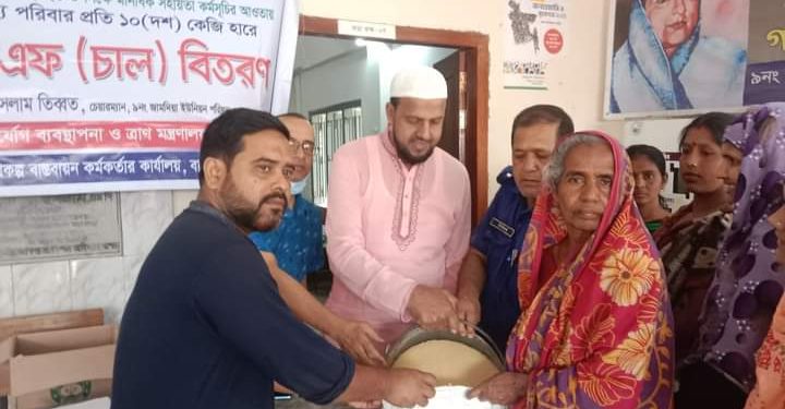 বাঘারপাড়ার জামদিয়ায় ভিজিএফ এর চাউল বিতরন 
