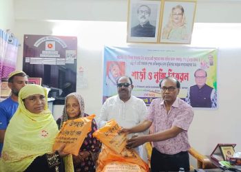 বাঘারপাড়ায় শাড়ি লুঙ্গি বিতরণ করেন ডা. নিকুঞ্জ বিহারি গোলদার 