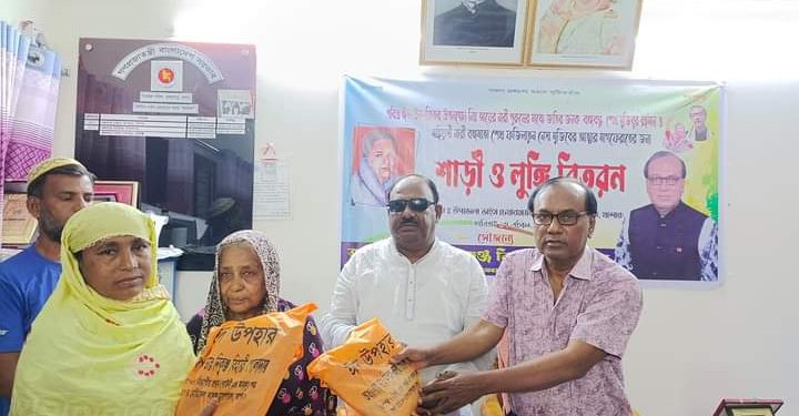 বাঘারপাড়ায় শাড়ি লুঙ্গি বিতরণ করেন ডা. নিকুঞ্জ বিহারি গোলদার