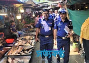রমজানে ক্রেতাদের মাঝে স্বস্তি ফেরাতে বাজার মনিটরিং-এ পুলিশ