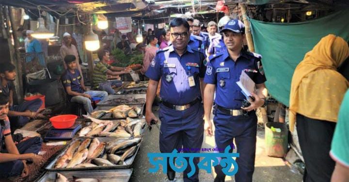 রমজানে ক্রেতাদের মাঝে স্বস্তি ফেরাতে বাজার মনিটরিং-এ পুলিশ