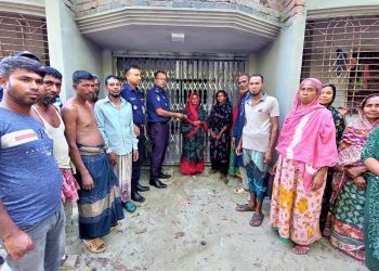 নড়াইলে পুলিশ সুপারের সহযোগিতায় স্বামী-সন্তানহারা অসহায় মা ফিরে পেলেন নিজ ঠিকানা