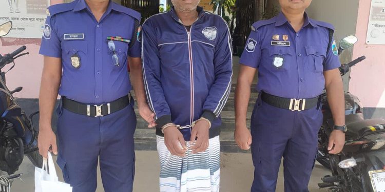 ৬টি মামলার সাজাপ্রাপ্ত আসামীকে ঢাকা থেকে গ্রেফতার করেছে ধামইরহাট থানা পুলিশ