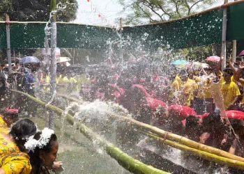 সাংগ্রাই জলকেলি মাতোয়ারা ঐতিহ্যবাহী চিৎমরমে