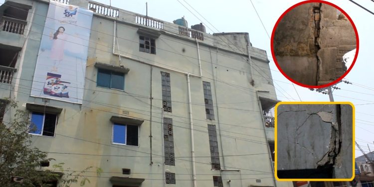 বেনাপোলে হেলে পড়েছে ৫ তলা ভবন : অপসারণ করার দাবী স্থানীয়দের 