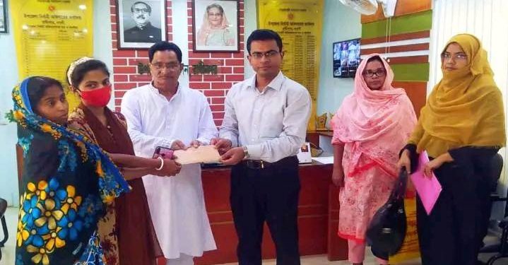 রাণীনগরে প্রধানমন্ত্রীর উপহার পেলো মেডিকেলের শিক্ষার্থী অর্পিতা