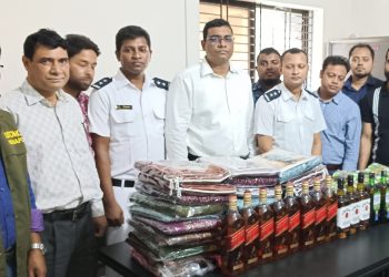 বেনাপোল ‘বন্ধন এক্সপ্রেস ট্রেনে যৌথ বাহিনীর অভিযান  বিপুল পরিমাণ ভারতীয় পণ্য জব্দ