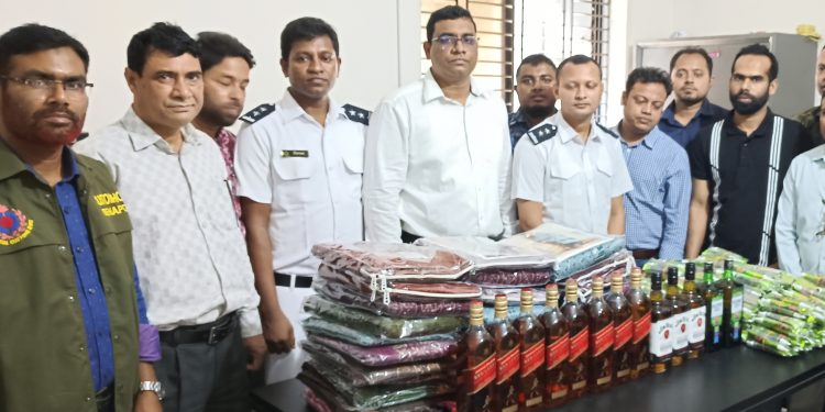 বেনাপোল ‘বন্ধন এক্সপ্রেস ট্রেনে যৌথ বাহিনীর অভিযান  বিপুল পরিমাণ ভারতীয় পণ্য জব্দ