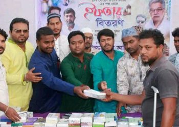 ডুমুরিয়ায় শেখ সোহেল ও শেখ রুবেল এর পক্ষ থেকে ছাত্রলীগের ইফতার বিতরণ