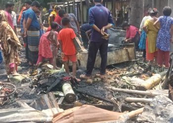 নড়াইলে আগুনে পুড়ে ৬টি পরিবার সর্বস্বান্ত, প্রায় ২০ লক্ষ টাকার ক্ষতি