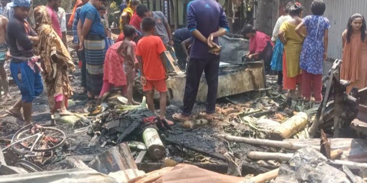 নড়াইলে আগুনে পুড়ে ৬টি পরিবার সর্বস্বান্ত, প্রায় ২০ লক্ষ টাকার ক্ষতি