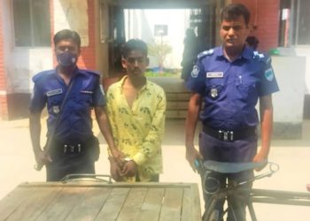 নড়াইলে পুলিশের অভিযানে ভ্যান ও মোবাইল ছিনতাইকারী আটক