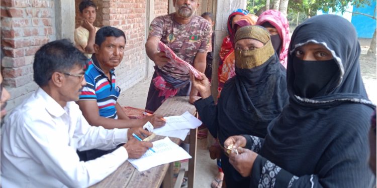 বাঘারপাড়ার জামদিয়া ইউনিয়নে অসহায় গরীব দুঃখীদের মাঝে শাড়ি লুঙ্গি বিতরণ 