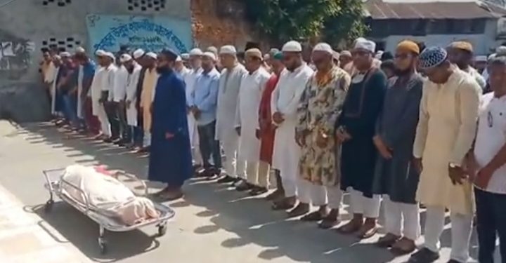 সাংবাদিক মির্জা আহসান হাবিবের জানাজায় মানুষের ঢল