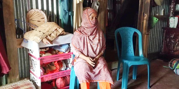 কলাপাড়ায় বিয়ের দাবিতে স্কুল শিক্ষকের বাড়িতে প্রেমিকার অবস্থান