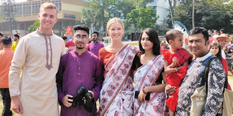 প্রথমবারের মতো শাড়ি-পাঞ্জাবী পরে বাঙালীদের সাথে নববর্ষ উদযাপন করলো ইথিওপিয়ান দম্পতি