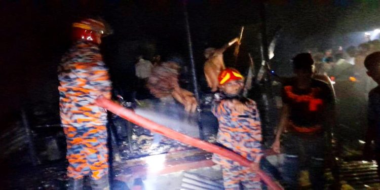 সালথায় অগ্নিকান্ডে পুড়ে গেছে ৮ টি ঘর