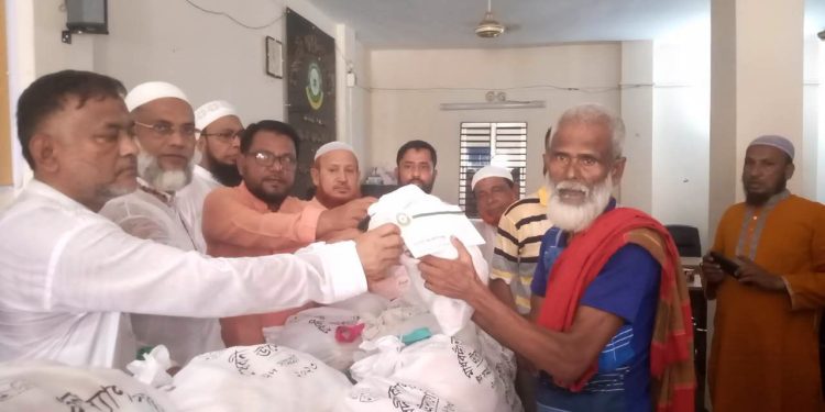 মাধবদী জনকল্যাণ সংস্থার উদ্যোগে ঈদ উপহার বিতরণ