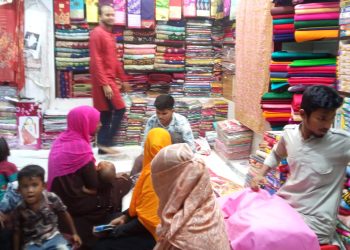 বাঁশখালীর ঈদ বাজারে বখাটেদের উৎপাত : প্রশাসনের  হস্থক্ষেপ কামনা