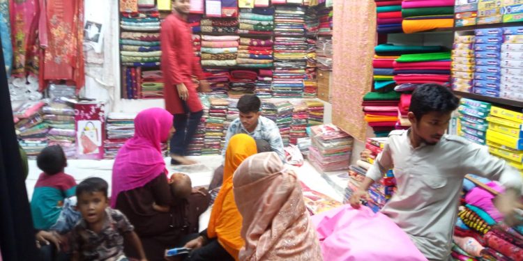 বাঁশখালীর ঈদ বাজারে বখাটেদের উৎপাত : প্রশাসনের  হস্থক্ষেপ কামনা