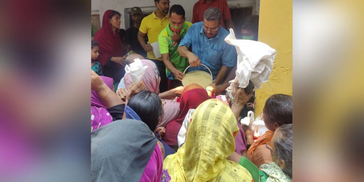 কোটচাঁদপুর পৌর-সভায় ঈদ উপলক্ষে প্রধানমন্ত্রীর উপহার ভিজিএফের চাল বিতরণ