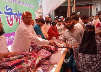 কুয়াকাটায় ৪ হাজার মানুষের মাঝে শাড়ি কাপড় বিতরণ করলেন পৌর মেয়র