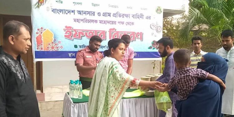 বাংলাদেশ আনসার ও গ্রাম প্রতিরক্ষা বাহিনীর ইফতার বিতরণ