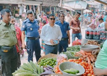 শরীয়তপুরে বাজার মনিটরিং করলেন ইউএনও জ্যোতি বিকাশ চন্দ্র