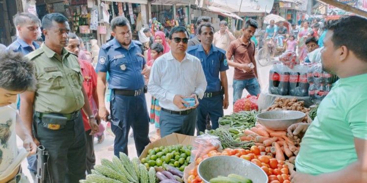 শরীয়তপুরে বাজার মনিটরিং করলেন ইউএনও জ্যোতি বিকাশ চন্দ্র