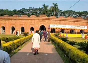 বাগেরহাটের ঐতিহ্য ষাট গম্বুজ মসজিদে দক্ষিণাঞ্চলের বৃহত্তম ঈদের জামাত অনুষ্টিত