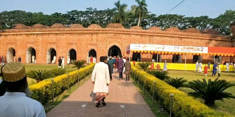 বাগেরহাটের ঐতিহ্য ষাট গম্বুজ মসজিদে দক্ষিণাঞ্চলের বৃহত্তম ঈদের জামাত অনুষ্টিত