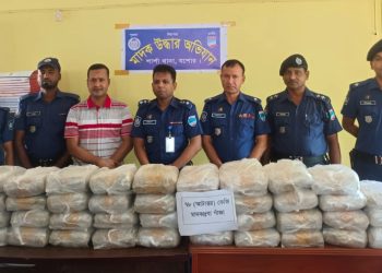 শার্শায় পুলিশের ধাওয়া খেয়ে ১০ টি বস্তা গাঁজা ফেলে পালালো চোরাকারবারিরা