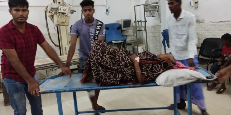 নড়াইলে ইভটিজিংয়ের প্রতিবাদ করায় হামলায় মহিলাসহ আহত ৬