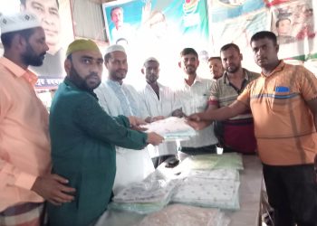 ঈদের পাঞ্জাবি উপহার পেলেন কুয়াকাটা পৌর যুবলীগের নেতাকর্মীরা