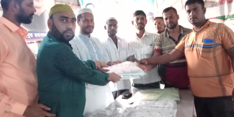 ঈদের পাঞ্জাবি উপহার পেলেন কুয়াকাটা পৌর যুবলীগের নেতাকর্মীরা