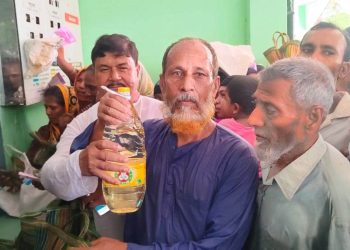 বেনাপোলে ১১৯৮টি পরিবারের মাঝে টিসিবির পণ্য বিতরণ