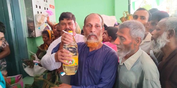 বেনাপোলে ১১৯৮টি পরিবারের মাঝে টিসিবির পণ্য বিতরণ