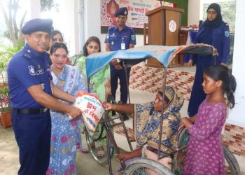 পুনাক গাইবান্ধার আয়োজনে ঈদুল ফিতর উপলক্ষে অসহায়দের মাঝে এসপি পত্মীর ঈদ সামগ্রী বিতরণ-