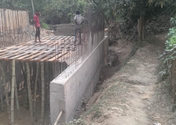 চৌদ্দগ্রাম পৌরসভায় ড্রেনের মাঝে বিদ্যুতের খুঁটি রেখেই নির্মাণ কাজ চলছে!