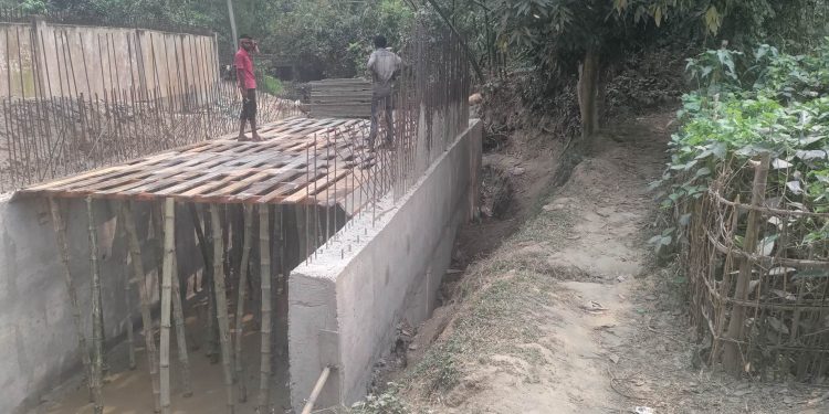 চৌদ্দগ্রাম পৌরসভায় ড্রেনের মাঝে বিদ্যুতের খুঁটি রেখেই নির্মাণ কাজ চলছে!